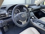 Lexus IS 300h Hybrid Luxury Line Dealer onderhouden.