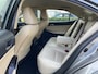 Lexus IS 300h Hybrid Luxury Line Dealer onderhouden.
