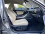 Lexus IS 300h Hybrid Luxury Line Dealer onderhouden.