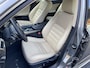 Lexus IS 300h Hybrid Luxury Line Dealer onderhouden.