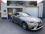 Lexus IS 300h Hybrid Luxury Line Dealer onderhouden.