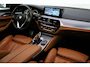BMW 5-Serie Touring 520iA M-SPORT High Executive PANO | MEMORY | HIFI | HEAD UP | LEDER | STOELVERW | FULL LED | AFN TREKHAAK | NAVI | ELEK KLEP | LMV 19''