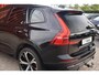 Volvo XC60 T6 Recharge AWD Plus Dark | Stoelverwarming | Trekhaak | Parkeercamera | Panoramadak | Longe Range | Pilot Assist | BLIS | Leder | Glossy Black | Keyless