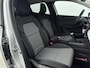 Renault Clio 1.0 TCe 90Pk Evolution | Navigatie | Apple Carplay/Android Auto | Parkeersensoren Voor & Achter | Achteruitrijcamera | Lichtmetalen Velgen | Elektrisch Inklapbare Spiegels | Airconditioning | Privacy Glass |