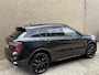 Lynk & Co 01 1.5 PHEV 261pk | Blackline | Zwarte hemel | Rolhoes | 360 camera | Panoramadak | Navigatie | Apple CarPlay | Adaptieve cruise | Stoelverwarming | Infinity sound | Keyless | LED | DAB | Volledig dealeronderhouden | Fabrieksgarantie