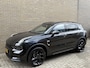 Lynk & Co 01 1.5 PHEV 261pk | Blackline | Zwarte hemel | Rolhoes | 360 camera | Panoramadak | Navigatie | Apple CarPlay | Adaptieve cruise | Stoelverwarming | Infinity sound | Keyless | LED | DAB | Volledig dealeronderhouden | Fabrieksgarantie