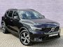 Volvo XC40 2.0 B4 Plus Dark | Trekhaak | 2.000KG Trekgewicht | Winterwielenset €995 | Harman Kardon Audio | Achteruitrijcamera | Parkeersensoren | Keyless Entry | Elektrische Achterklep | Elektrisch Verstelbare Voorstoelen | Stoelverwarming | Google Navigatie | Apple Carplay | Android Auto | Lichtmetalen Velgen 18 inch
