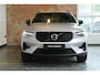 Volvo XC40 B4 Plus Dark | Trekhaak Semi-elektrisch | Adaptieve Cruise Control | Pilot Assist | Google Infotainment | Verwarmbare voorstoelen | Verwarmbaar stuurwiel | Blind Spot Information System | Verwarmbare voorruit | Parkeercamera | Parkeersensoren voor + achter |