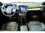 Volvo XC40 B4 Plus Dark | Trekhaak Semi-elektrisch | Adaptieve Cruise Control | Pilot Assist | Google Infotainment | Verwarmbare voorstoelen | Verwarmbaar stuurwiel | Blind Spot Information System | Verwarmbare voorruit | Parkeercamera | Parkeersensoren voor + achter |