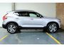 Volvo XC40 B4 Plus Dark | Trekhaak Semi-elektrisch | Adaptieve Cruise Control | Pilot Assist | Google Infotainment | Verwarmbare voorstoelen | Verwarmbaar stuurwiel | Blind Spot Information System | Verwarmbare voorruit | Parkeercamera | Parkeersensoren voor + achter |