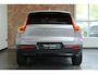 Volvo XC40 B4 Plus Dark | Trekhaak Semi-elektrisch | Adaptieve Cruise Control | Pilot Assist | Google Infotainment | Verwarmbare voorstoelen | Verwarmbaar stuurwiel | Blind Spot Information System | Verwarmbare voorruit | Parkeercamera | Parkeersensoren voor + achter |