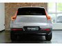 Volvo XC40 B4 Plus Dark | Trekhaak Semi-elektrisch | Adaptieve Cruise Control | Pilot Assist | Google Infotainment | Verwarmbare voorstoelen | Verwarmbaar stuurwiel | Blind Spot Information System | Verwarmbare voorruit | Parkeercamera | Parkeersensoren voor + achter |