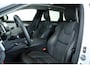 Volvo V90 T8 Plug-in hybrid AWD Ultra Dark | Bowers & Wilkins Premium Audio | Semi-elektrische Wegklapbare Trekhaak | Stoelventilatie | Stoelverwarming | Massage in voorstoelen | Luchtvering | 360° Parkeercamera | Parkeersensoren voor + achter | Stoelverwarming voor + achter