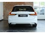 Volvo V90 T8 Plug-in hybrid AWD Ultra Dark | Bowers & Wilkins Premium Audio | Semi-elektrische Wegklapbare Trekhaak | Stoelventilatie | Stoelverwarming | Massage in voorstoelen | Luchtvering | 360° Parkeercamera | Parkeersensoren voor + achter | Stoelverwarming voor + achter