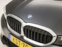 BMW 3-Serie Touring 320e High Executive 204Pk Automaat (APPLE CARPLAY, M STUUR, GROOT NAVI, STOELVERWARMING, CAMERA, LEDER, SPORTSTOELEN, GETINT GLAS, ZWART HEMEL, NIEUWE APK, NIEUWSTAAT)