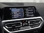 BMW 3-Serie Touring 320e High Executive 204Pk Automaat (APPLE CARPLAY, M STUUR, GROOT NAVI, STOELVERWARMING, CAMERA, LEDER, SPORTSTOELEN, GETINT GLAS, ZWART HEMEL, NIEUWE APK, NIEUWSTAAT)