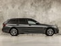 BMW 3-Serie Touring 320e High Executive 204Pk Automaat (APPLE CARPLAY, M STUUR, GROOT NAVI, STOELVERWARMING, CAMERA, LEDER, SPORTSTOELEN, GETINT GLAS, ZWART HEMEL, NIEUWE APK, NIEUWSTAAT)