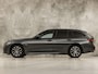 BMW 3-Serie Touring 320e High Executive 204Pk Automaat (APPLE CARPLAY, M STUUR, GROOT NAVI, STOELVERWARMING, CAMERA, LEDER, SPORTSTOELEN, GETINT GLAS, ZWART HEMEL, NIEUWE APK, NIEUWSTAAT)