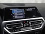 BMW 3-Serie Touring 320e High Executive 204Pk Automaat (APPLE CARPLAY, M STUUR, GROOT NAVI, STOELVERWARMING, CAMERA, LEDER, SPORTSTOELEN, GETINT GLAS, ZWART HEMEL, NIEUWE APK, NIEUWSTAAT)