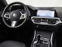 BMW 3-Serie Touring 320e High Executive 204Pk Automaat (APPLE CARPLAY, M STUUR, GROOT NAVI, STOELVERWARMING, CAMERA, LEDER, SPORTSTOELEN, GETINT GLAS, ZWART HEMEL, NIEUWE APK, NIEUWSTAAT)