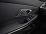 BMW 3-Serie Touring 320e High Executive 204Pk Automaat (APPLE CARPLAY, M STUUR, GROOT NAVI, STOELVERWARMING, CAMERA, LEDER, SPORTSTOELEN, GETINT GLAS, ZWART HEMEL, NIEUWE APK, NIEUWSTAAT)
