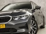 BMW 3-Serie Touring 320e High Executive 204Pk Automaat (APPLE CARPLAY, M STUUR, GROOT NAVI, STOELVERWARMING, CAMERA, LEDER, SPORTSTOELEN, GETINT GLAS, ZWART HEMEL, NIEUWE APK, NIEUWSTAAT)