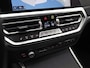 BMW 3-Serie Touring 320e High Executive 204Pk Automaat (APPLE CARPLAY, M STUUR, GROOT NAVI, STOELVERWARMING, CAMERA, LEDER, SPORTSTOELEN, GETINT GLAS, ZWART HEMEL, NIEUWE APK, NIEUWSTAAT)