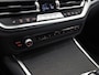 BMW 3-Serie Touring 320e High Executive 204Pk Automaat (APPLE CARPLAY, M STUUR, GROOT NAVI, STOELVERWARMING, CAMERA, LEDER, SPORTSTOELEN, GETINT GLAS, ZWART HEMEL, NIEUWE APK, NIEUWSTAAT)