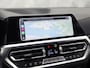BMW 3-Serie Touring 320e High Executive 204Pk Automaat (APPLE CARPLAY, M STUUR, GROOT NAVI, STOELVERWARMING, CAMERA, LEDER, SPORTSTOELEN, GETINT GLAS, ZWART HEMEL, NIEUWE APK, NIEUWSTAAT)