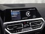 BMW 3-Serie Touring 320e High Executive 204Pk Automaat (APPLE CARPLAY, M STUUR, GROOT NAVI, STOELVERWARMING, CAMERA, LEDER, SPORTSTOELEN, GETINT GLAS, ZWART HEMEL, NIEUWE APK, NIEUWSTAAT)