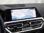 BMW 3-Serie Touring 320e High Executive 204Pk Automaat (APPLE CARPLAY, M STUUR, GROOT NAVI, STOELVERWARMING, CAMERA, LEDER, SPORTSTOELEN, GETINT GLAS, ZWART HEMEL, NIEUWE APK, NIEUWSTAAT)