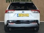 Toyota RAV4 2.5 Hybrid Style -  AFNEEMBARE TREKGEWICHT - TREKGEWICHT 800 KG - 4 SEIZOENENBANDEN - ELEKTRISCHE ACHTERKLEP - ELEKTRISCHE BESTUURDERSSTOEL - VOORSTOELEN VERWARMD - CLIMATE CONTROL - CAMERA - DRAADLOZE TELEFOONLADER - APPLE CARPLAY/ ANDROID AUTO - PARKEERSENSOREN VOOR EN ACHTER - TWO TONE LAK - KEYLESS ENTRY/ START - KIWA ALARMSYSTEEM - ONDERHOUDSHISTORIE AANWEZIG