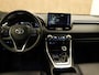 Toyota RAV4 2.5 Hybrid Style -  AFNEEMBARE TREKGEWICHT - TREKGEWICHT 800 KG - 4 SEIZOENENBANDEN - ELEKTRISCHE ACHTERKLEP - ELEKTRISCHE BESTUURDERSSTOEL - VOORSTOELEN VERWARMD - CLIMATE CONTROL - CAMERA - DRAADLOZE TELEFOONLADER - APPLE CARPLAY/ ANDROID AUTO - PARKEERSENSOREN VOOR EN ACHTER - TWO TONE LAK - KEYLESS ENTRY/ START - KIWA ALARMSYSTEEM - ONDERHOUDSHISTORIE AANWEZIG