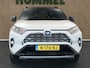 Toyota RAV4 2.5 Hybrid Style -  AFNEEMBARE TREKGEWICHT - TREKGEWICHT 800 KG - 4 SEIZOENENBANDEN - ELEKTRISCHE ACHTERKLEP - ELEKTRISCHE BESTUURDERSSTOEL - VOORSTOELEN VERWARMD - CLIMATE CONTROL - CAMERA - DRAADLOZE TELEFOONLADER - APPLE CARPLAY/ ANDROID AUTO - PARKEERSENSOREN VOOR EN ACHTER - TWO TONE LAK - KEYLESS ENTRY/ START - KIWA ALARMSYSTEEM - ONDERHOUDSHISTORIE AANWEZIG