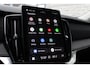 Volvo XC90 T8 Plug-in hybrid AWD Ultra Dark | Panoramadak | Luchtvering | Trekhaak | Premium audio by Bowers & Wilkins | Verwarmbare voorstoelen met massagefunctie | 360 graden camera | Head-up display | Verwarmbare achterbank en stuurwiel |