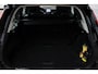 Volvo XC90 T8 Plug-in hybrid AWD Ultra Dark | Panoramadak | Luchtvering | Trekhaak | Premium audio by Bowers & Wilkins | Verwarmbare voorstoelen met massagefunctie | 360 graden camera | Head-up display | Verwarmbare achterbank en stuurwiel |