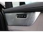Volvo XC90 T8 Plug-in hybrid AWD Ultra Dark | Panoramadak | Luchtvering | Trekhaak | Premium audio by Bowers & Wilkins | Verwarmbare voorstoelen met massagefunctie | 360 graden camera | Head-up display | Verwarmbare achterbank en stuurwiel |