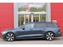 Volvo V60 2.0 T6 Plug-in hybrid 350PK AWD PLUS DARK | LONG RANGE | PANORAMISCH SCHUIF/KANTELDAK | NAVIGATIE VIA GOOGLE AUTO | APPLE CARPLAY / ANDROID AUTO | FULL-LED KOPLAMPEN | 19'' LICHTMETALEN VELGEN | LEDEREN BEKLEDING | POWER SEATS - BESTUURDERS- EN PASSAGIERSSTOEL ELEKTRISCHVERSTELBAAR MET GEHEUGEN, ELEKTRISCH VERSTELBARE ZITVERLENGERS /LENDESTEUN VIERVOUDIG | STOEL- EN ACHTERBANKVERWARMING | STUURVERWARMING | PARKEERVERWARMING MET TIMER (STANDKACHEL) | ACHTERUIRIJ CAMERA | EXTRA GETINTE ACHTERRUITEN | ELEKTRISCH BEDIENBARE ACHTERKLEP | ELEKTRISCH INKLAPBARE BUITENSPIEGELS |