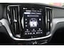 Volvo V60 2.0 T6 Plug-in hybrid 350PK AWD PLUS DARK | LONG RANGE | PANORAMISCH SCHUIF/KANTELDAK | NAVIGATIE VIA GOOGLE AUTO | APPLE CARPLAY / ANDROID AUTO | FULL-LED KOPLAMPEN | 19'' LICHTMETALEN VELGEN | LEDEREN BEKLEDING | POWER SEATS - BESTUURDERS- EN PASSAGIERSSTOEL ELEKTRISCHVERSTELBAAR MET GEHEUGEN, ELEKTRISCH VERSTELBARE ZITVERLENGERS /LENDESTEUN VIERVOUDIG | STOEL- EN ACHTERBANKVERWARMING | STUURVERWARMING | PARKEERVERWARMING MET TIMER (STANDKACHEL) | ACHTERUIRIJ CAMERA | EXTRA GETINTE ACHTERRUITEN | ELEKTRISCH BEDIENBARE ACHTERKLEP | ELEKTRISCH INKLAPBARE BUITENSPIEGELS |