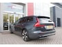 Volvo V60 2.0 T6 Plug-in hybrid 350PK AWD PLUS DARK | LONG RANGE | PANORAMISCH SCHUIF/KANTELDAK | NAVIGATIE VIA GOOGLE AUTO | APPLE CARPLAY / ANDROID AUTO | FULL-LED KOPLAMPEN | 19'' LICHTMETALEN VELGEN | LEDEREN BEKLEDING | POWER SEATS - BESTUURDERS- EN PASSAGIERSSTOEL ELEKTRISCHVERSTELBAAR MET GEHEUGEN, ELEKTRISCH VERSTELBARE ZITVERLENGERS /LENDESTEUN VIERVOUDIG | STOEL- EN ACHTERBANKVERWARMING | STUURVERWARMING | PARKEERVERWARMING MET TIMER (STANDKACHEL) | ACHTERUIRIJ CAMERA | EXTRA GETINTE ACHTERRUITEN | ELEKTRISCH BEDIENBARE ACHTERKLEP | ELEKTRISCH INKLAPBARE BUITENSPIEGELS |
