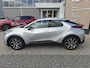 Toyota C-HR / C-HR+ 1.8 Hybrid 140 Dynamic TREKHAAK CAMERA KEYLESS STOEL/STUURVERW APPLE/ANDROID PARK-SENSOREN BLIND-SPOT DRAADLOOS-LADEN