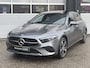 Mercedes-Benz A-klasse 250 e Luxury Line | Panoramadak | Achteruitrijcamera | Stoelverwarming | Dodehoekassistent | Sfeerverlichting | Apple & Android Carplay