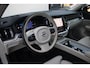 Volvo V60 Cross Country B5 AWD Pro | Adaptieve Cruise Control | BLIS Dodehoekdetectie | 20" Velgen | Elektrisch verstelbare voorstoelen met geheugen | Stoel- & stuurwielverwarming | 360-camera | Panoramisch schuif-/kanteldak | Draadloze oplader | Premium Audio by Harman/Kardon |