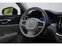 Volvo V60 Cross Country B5 AWD Pro | Adaptieve Cruise Control | BLIS Dodehoekdetectie | 20" Velgen | Elektrisch verstelbare voorstoelen met geheugen | Stoel- & stuurwielverwarming | 360-camera | Panoramisch schuif-/kanteldak | Draadloze oplader | Premium Audio by Harman/Kardon |