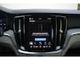 Volvo V60 Cross Country B5 AWD Pro | Adaptieve Cruise Control | BLIS Dodehoekdetectie | 20" Velgen | Elektrisch verstelbare voorstoelen met geheugen | Stoel- & stuurwielverwarming | 360-camera | Panoramisch schuif-/kanteldak | Draadloze oplader | Premium Audio by Harman/Kardon |