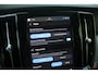 Volvo V60 Cross Country B5 AWD Pro | Adaptieve Cruise Control | BLIS Dodehoekdetectie | 20" Velgen | Elektrisch verstelbare voorstoelen met geheugen | Stoel- & stuurwielverwarming | 360-camera | Panoramisch schuif-/kanteldak | Draadloze oplader | Premium Audio by Harman/Kardon |