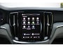 Volvo V60 Cross Country B5 AWD Pro | Adaptieve Cruise Control | BLIS Dodehoekdetectie | 20" Velgen | Elektrisch verstelbare voorstoelen met geheugen | Stoel- & stuurwielverwarming | 360-camera | Panoramisch schuif-/kanteldak | Draadloze oplader | Premium Audio by Harman/Kardon |