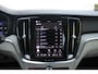 Volvo V60 Cross Country B5 AWD Pro | Adaptieve Cruise Control | BLIS Dodehoekdetectie | 20" Velgen | Elektrisch verstelbare voorstoelen met geheugen | Stoel- & stuurwielverwarming | 360-camera | Panoramisch schuif-/kanteldak | Draadloze oplader | Premium Audio by Harman/Kardon |
