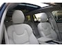 Volvo V60 Cross Country B5 AWD Pro | Adaptieve Cruise Control | BLIS Dodehoekdetectie | 20" Velgen | Elektrisch verstelbare voorstoelen met geheugen | Stoel- & stuurwielverwarming | 360-camera | Panoramisch schuif-/kanteldak | Draadloze oplader | Premium Audio by Harman/Kardon |