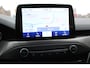 Ford Focus Wagon 1.0-125pk EcoBoost Mild-hybrid Titanium. Mooie, ruime, luxe en comfortabele Ford Focus wagon. Volautm. airco dual, camera, easy entry/easy go, stoel-, stuur- en voorraamverw., cruise control, Isofix, side- en lane assist, parkeersensoren v+a, LM wielen etc.